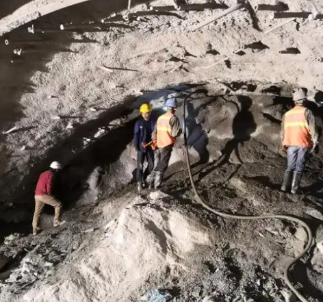 高坪拱顶带模注浆料的施工流程及注意事项